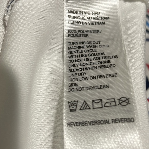 Izod golf shirt-like new - Picture 7 of 7